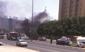الدخان يتصاعد منالمركبة لحظة اشتعالها﻿