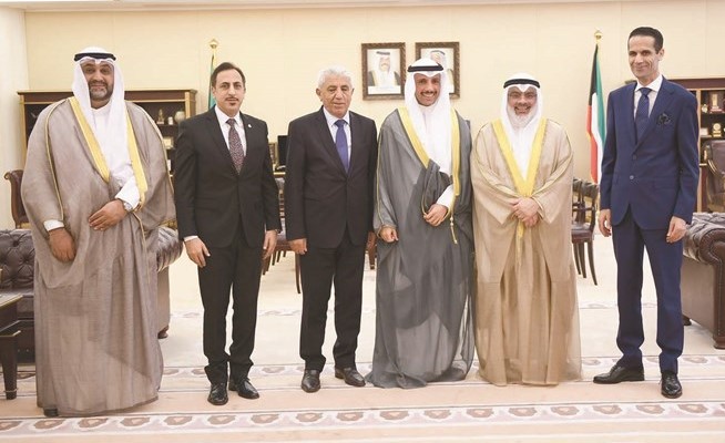 رئيس مجلس الأمة مرزوق الغانم متوسطا رئيس ديوان المحاسبة بالإنابة عادل الصرعاوي يرافقه رئيس ديوان المحاسبة
في الجمهورية اللبنانية القاضي احمد حمدان ورئيس الغرفة بالديوان القاضي عبدالرضا ناصر﻿