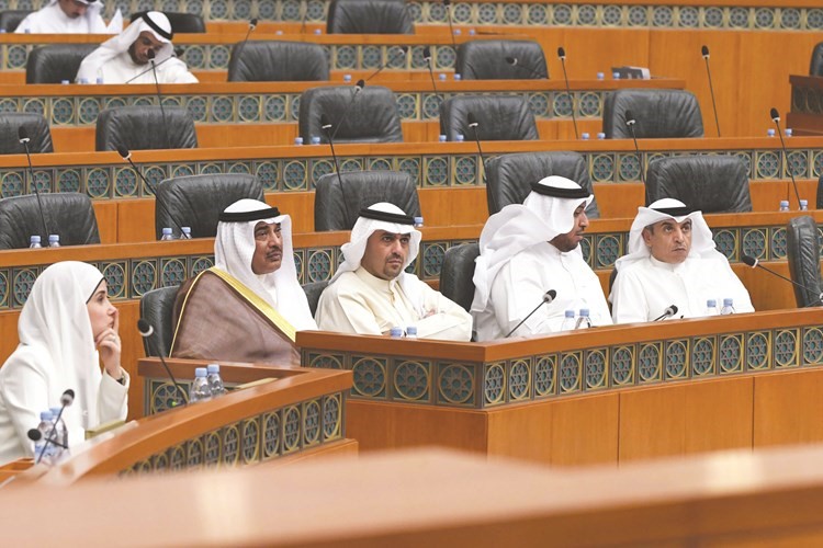 الشيخ صباح الخالد وأنس الصالح ود.فهد العفاسي ود.حامد العازمي ود.جنان بوشهري﻿