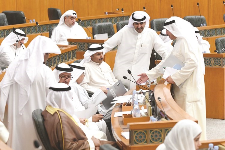 الشيخ خالد الجراح محاطا بالنواب عسكر العنزي وفراج العربيد وطلال الجلال﻿