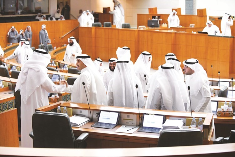 جانب من الجلسة ويبدو محمد المطير﻿
