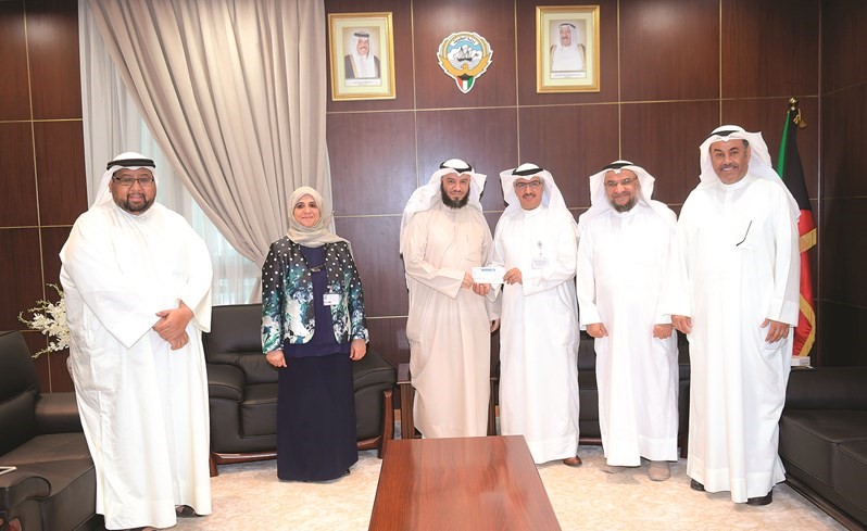 محمد الشمري وخالد الخليفي ويوسف الصميعي ومحمد العتيبي وكوثر المسلم ونايف الجيماز لدى تسليم شيك التبرع﻿