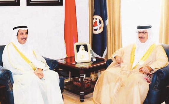  الفريق الركن الشيخ راشد بن عبدالله آل خليفة خلال لقائه السفير الشيخ عزام الصباح﻿