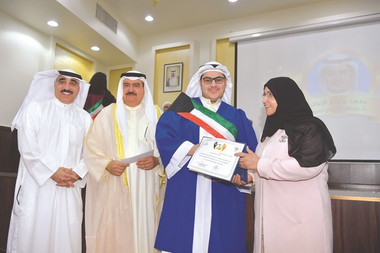 تكريم طالب متفوق ﻿