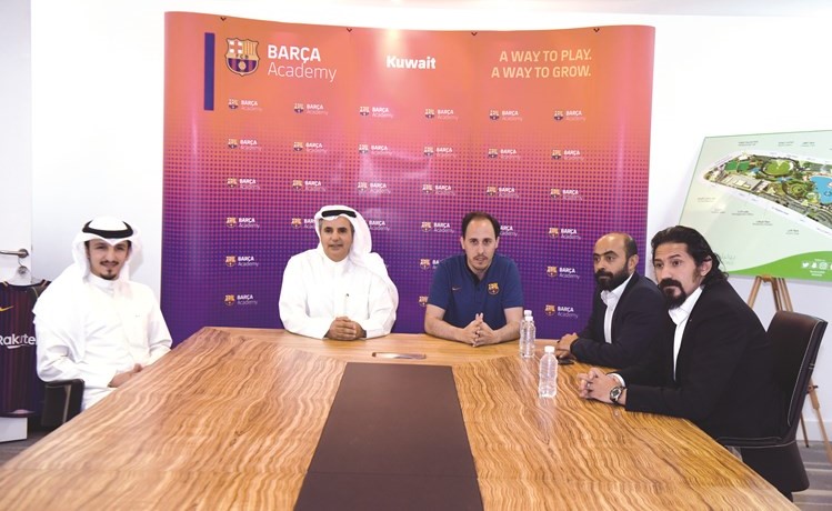 غسان الإبراهيم وفريدي مارتن يتوسطان الحضور خلال المؤتمر الصحافي -﻿