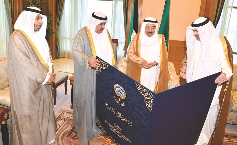 صاحب السمو الامير الشيخ صباح الأحمد يطلع على شجرة أسرة آل الصباح من الشيخ خالد العبدالله والشيخ نايف أحمد والشيخ خالد المبارك 