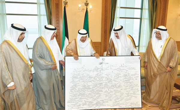 صاحب السمو الأمير الشيخ صباح الأحمد مستقبلا الشيخ خالد العبدالله والشيخ نايف أحمد المالك والشيخ خالد مبارك العبدالله