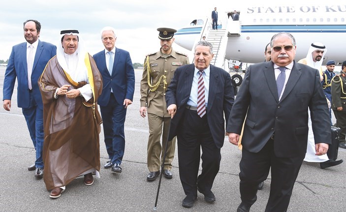 سمو رئيس الوزراء الشيخ جابر المبارك لدى وصوله إلى برلين وفي استقباله علي الغانم ﻿