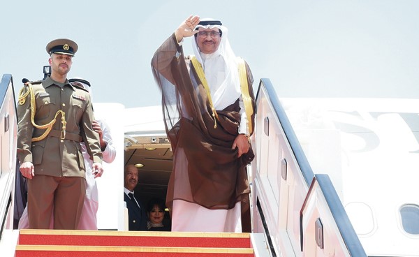 سمو رئيس الوزراء الشيخ جابر المبارك قبيل مغادرة البلاد