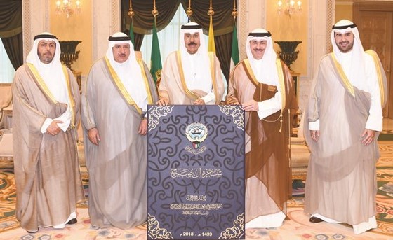 سمو ولي العهد الشيخ نواف الأحمد مستقبلا الشيخ خالد العبدالله والشيخ نايف أحمد المالك والشيخ خالد مبارك العبدالله ﻿