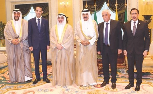 سمو ولي العهد خلال استقباله عادل الصرعاوي والقاضي أحمد حمدان والقاضي عبدالرضى ناصر وطارق الكندري﻿