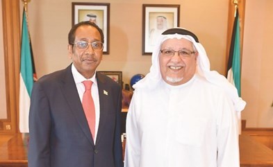الشيخ علي الجراح مستقبلا سفير جيبوتي محمد علي مؤمن ﻿