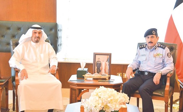 الفريق خالد المكراد خلال اللقاء مع طارق العدساني﻿