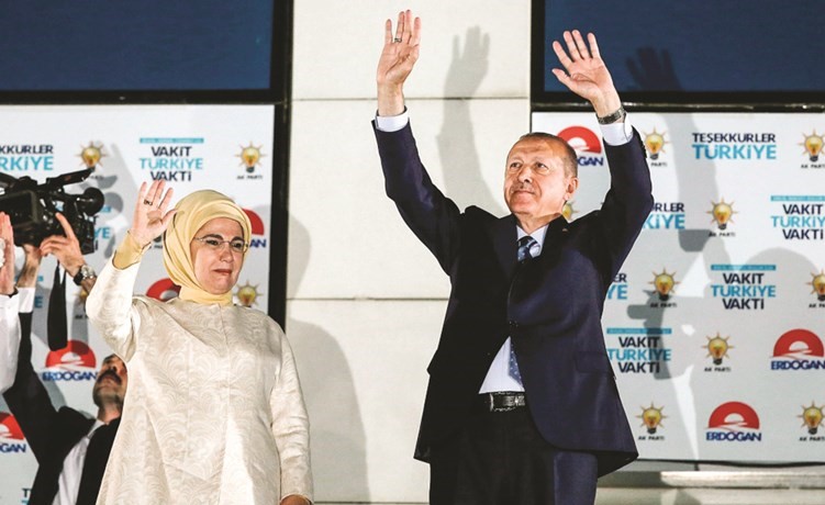 اردوغان وزوجته يحييان مؤيديه عقب اعلان فوزه بانقرة امس الاول(ا.ف.پ)﻿