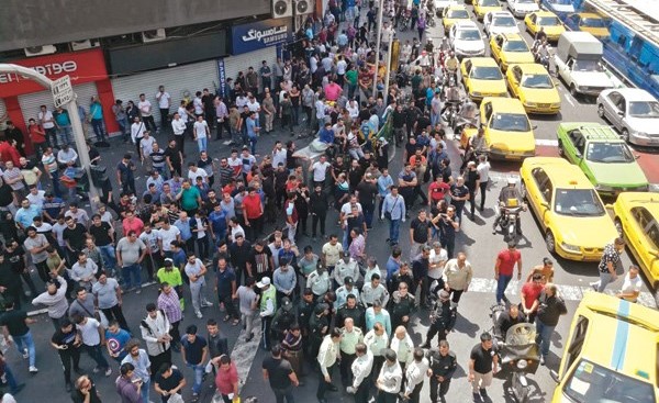 ايرانيون يحتجون على تدهور الوضع الاقتصادي في العاصمة بينما أضربت محلات بازار طهران امس	(ا.ف.پ)﻿