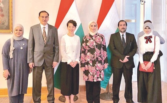 د. بترا بانا متوسطة م. عواطف الغنيم والسفير د.حمد بورحمه وم.عبدالمحسن العنزي وم. إيمان العمر وأفراح السعيدي﻿