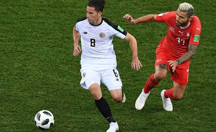 لاعب كوستاريكا برايان رويز ينجح في تسجيل ركلة الجزاء والتعادل مع سويسرا