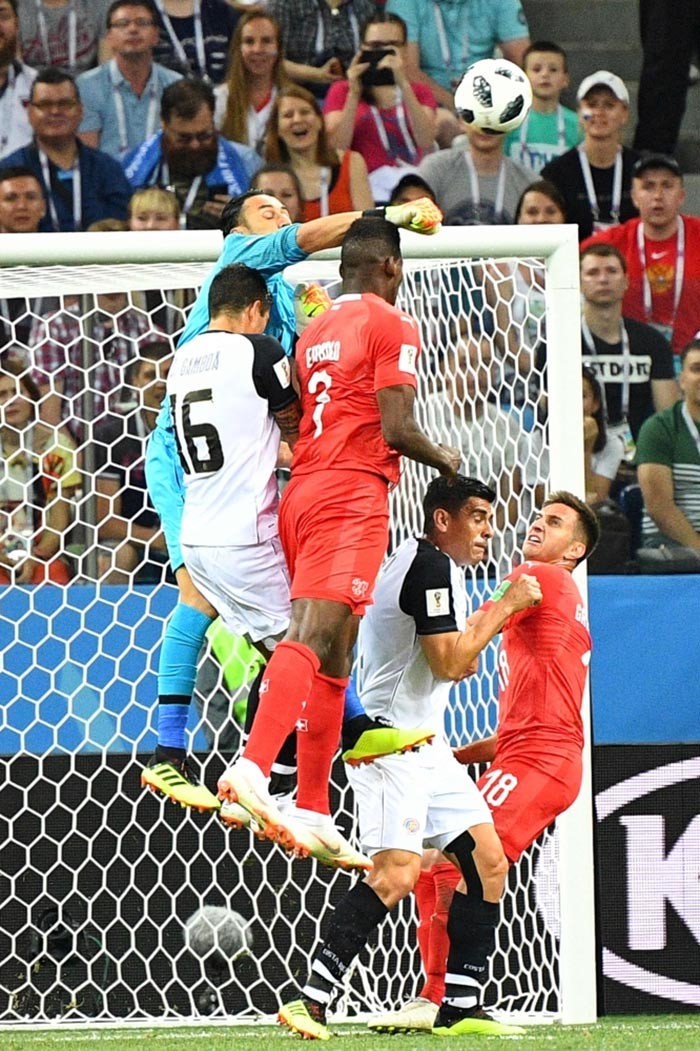 لاعب كوستاريكا برايان رويز ينجح في تسجيل ركلة الجزاء والتعادل مع سويسرا