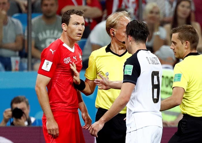 لاعب كوستاريكا برايان رويز ينجح في تسجيل ركلة الجزاء والتعادل مع سويسرا