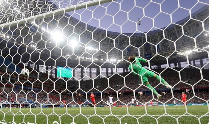 لاعب كوستاريكا برايان رويز ينجح في تسجيل ركلة الجزاء والتعادل مع سويسرا