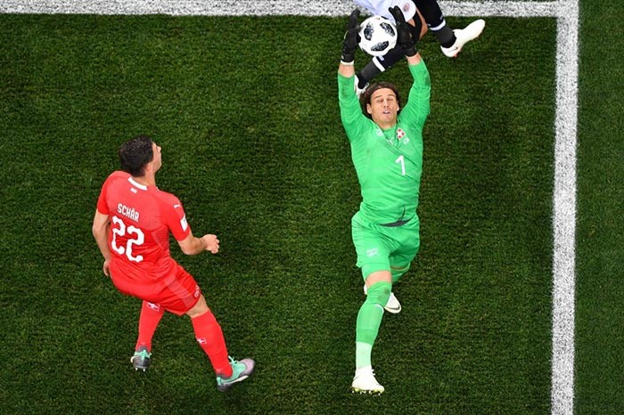 لاعب كوستاريكا برايان رويز ينجح في تسجيل ركلة الجزاء والتعادل مع سويسرا