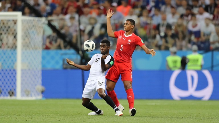 لاعب كوستاريكا برايان رويز ينجح في تسجيل ركلة الجزاء والتعادل مع سويسرا