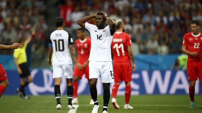 لاعب كوستاريكا برايان رويز ينجح في تسجيل ركلة الجزاء والتعادل مع سويسرا