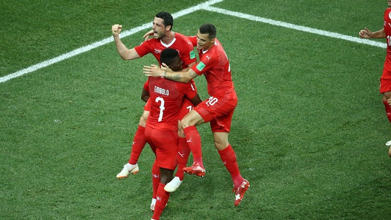 لاعب كوستاريكا برايان رويز ينجح في تسجيل ركلة الجزاء والتعادل مع سويسرا