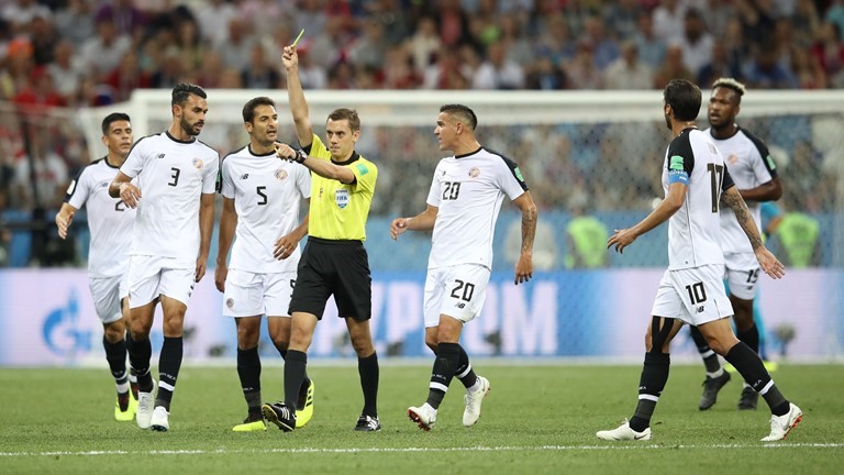 لاعب كوستاريكا برايان رويز ينجح في تسجيل ركلة الجزاء والتعادل مع سويسرا