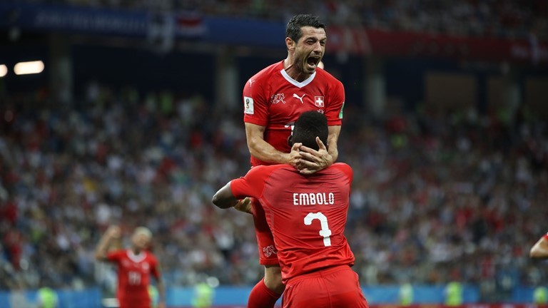 لاعب كوستاريكا برايان رويز ينجح في تسجيل ركلة الجزاء والتعادل مع سويسرا