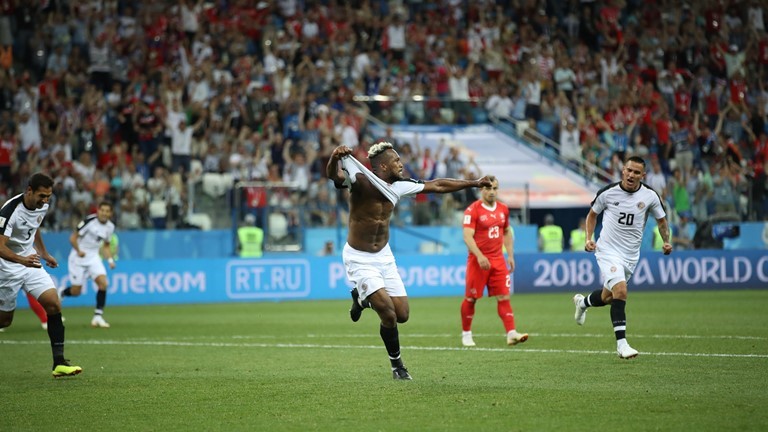 لاعب كوستاريكا برايان رويز ينجح في تسجيل ركلة الجزاء والتعادل مع سويسرا