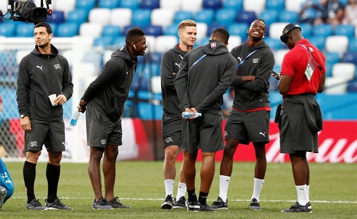 لاعب كوستاريكا برايان رويز ينجح في تسجيل ركلة الجزاء والتعادل مع سويسرا