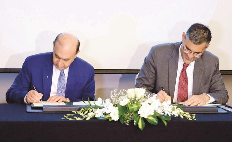 الفريق مهاب مميش وطارق سلطان يوقعان بروتوكول تعاون لتطوير مركز لوجستي شرق بورسعيد﻿