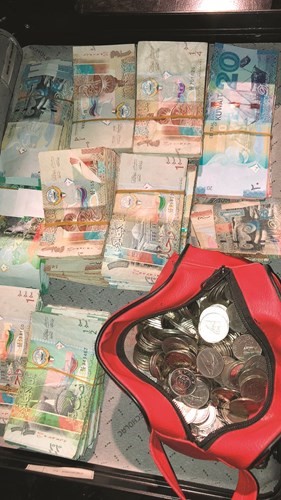 النقود وأكياس المخدرات﻿