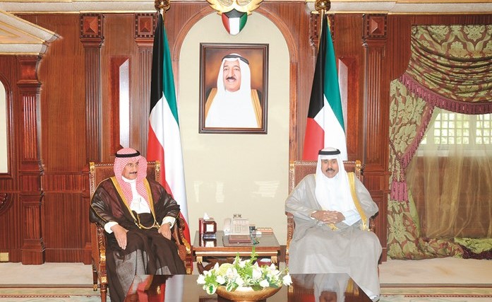 سمو ولي العهد الشيخ نواف الأحمد مستقبلا الشيخ د. إبراهيم الدعيج ﻿