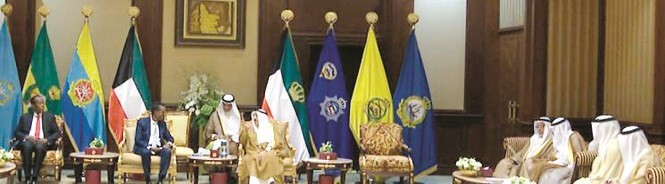 صاحب السمو الأمير مستقبلا وزير الشؤون الخارجية الصومالي أحمد عيسى عوض بحضور الشيخ صباح الخالد والشيخ علي الجراح﻿