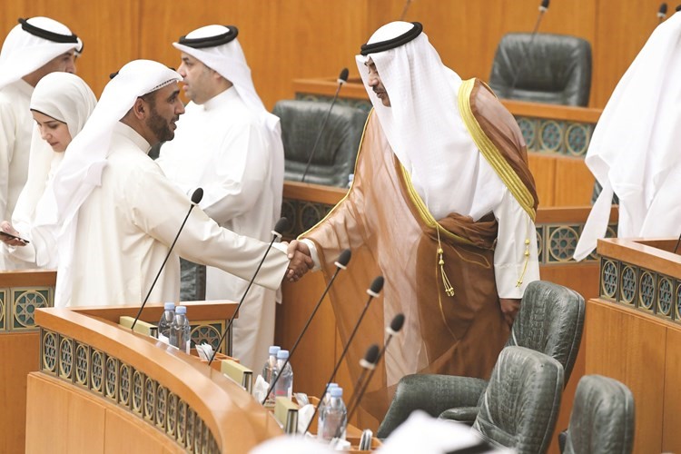 الشيخ صباح الخالد مصافحا محمد الدلال ﻿