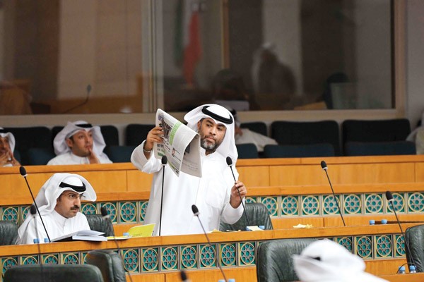 عمر الطبطبائي مستشهدا بـ «الأنباء» حول مكافآت القطاع النفطي ويبدو عبدالوهاب البابطين (هاني الشمري)