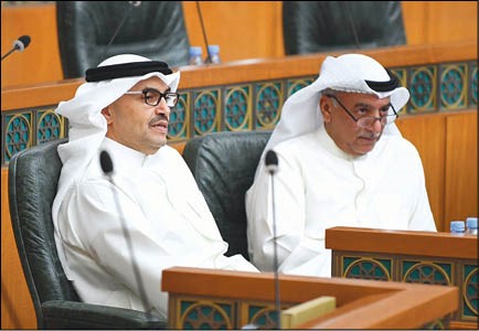 محمد المطير وشعيب المويزري خلال جلسة أمس  	(هاني الشمري)