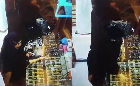 بالفيديو .. امرأة تسرق أموالاً من "حقيبة" متسوّقة بطريقة ماكرة بعُمان!