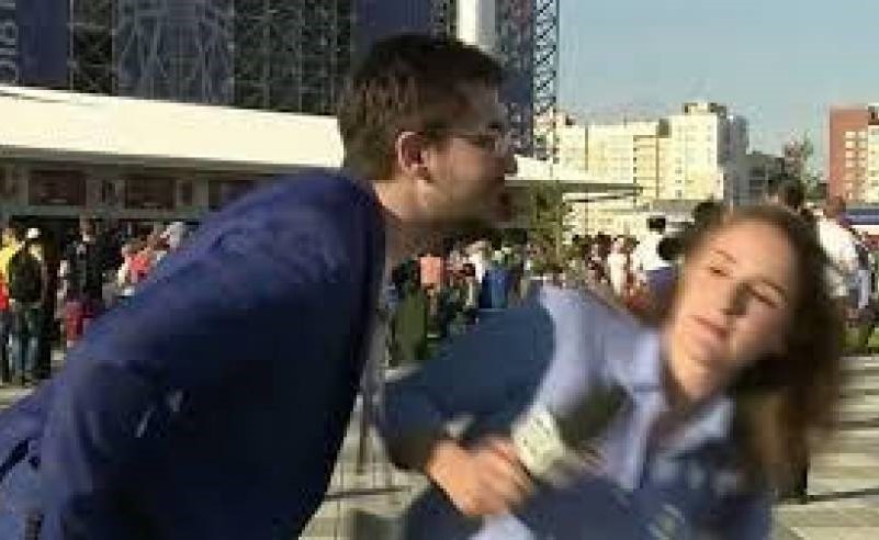 بالفيديو.. رجل حاول تقبيل مراسلة رياضية في بث مباشر فلقّنته درساً لن ينساه