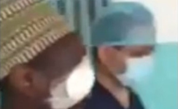 بالفيديو.. طبيب سعودي يجري عمليات ناجحة لإعادة البصر لمرضى العمى في الكاميرون