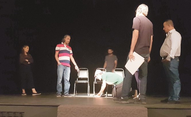 جانب من بروفات مسرحية منزل فوق غيمة﻿