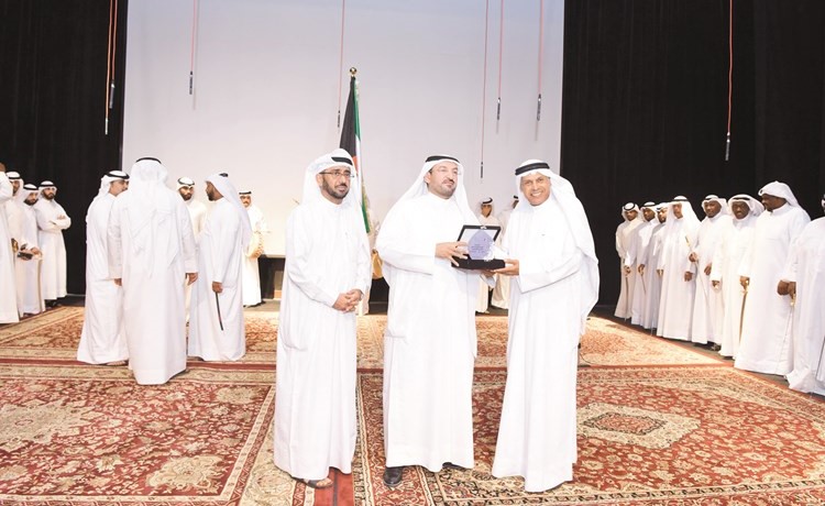 د.سلطان الدويش مكرما عبدالرحمن الزايد قائد فرقة الزايد للفنون الشعبية﻿