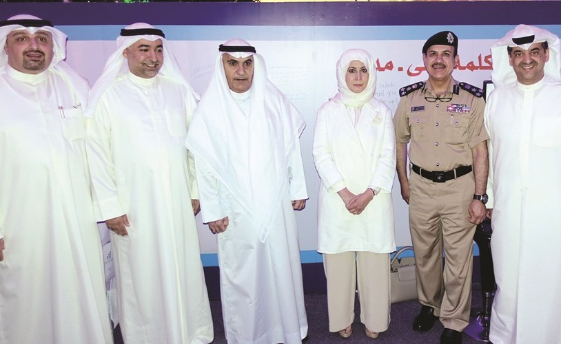 خالد الديين وإيمان الروضان ووليد الخشتي ومجموعة من قياديي وزارة الداخلية خلال افتتاح المعرض ﻿