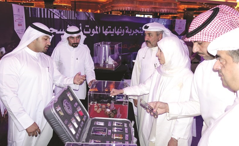 إيمان الروضان خلال جولة في المعرض﻿