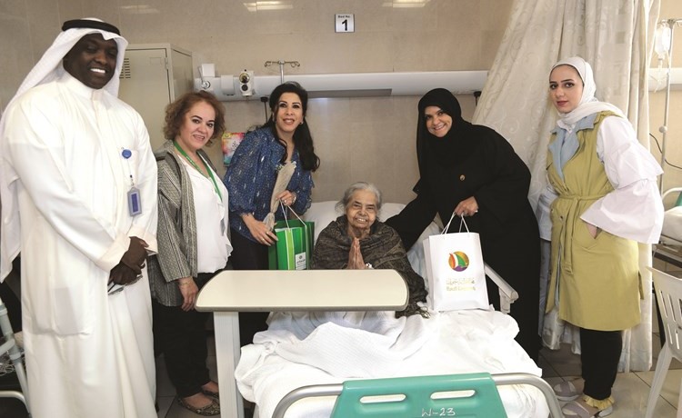 أماني الورع وفريق البنك خلال تقديم الهدايا للمرضى ﻿