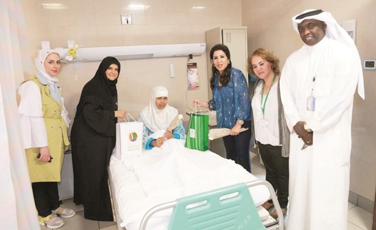 الورع خلال زيارة إحدى المريضات بالمستشفى﻿
