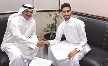 أسعد البنوان وشبيب الخالدي خلال توقيع العقد﻿