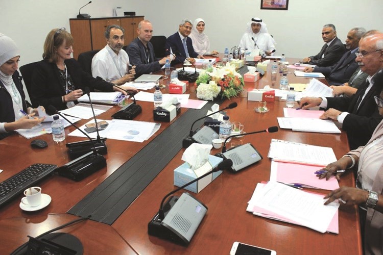 د.نايف المطيري خلال اجتماعه مع الوفد البريطاني لاعتماد النتائج﻿